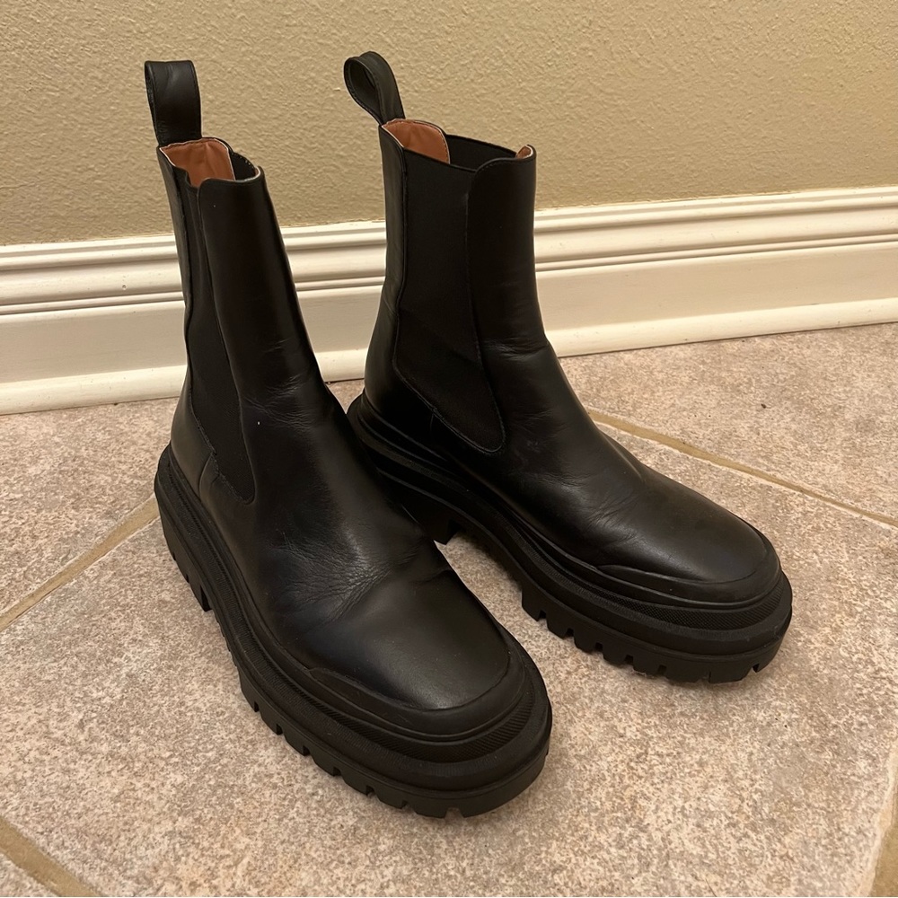 Zara Cunky boots/ size 8